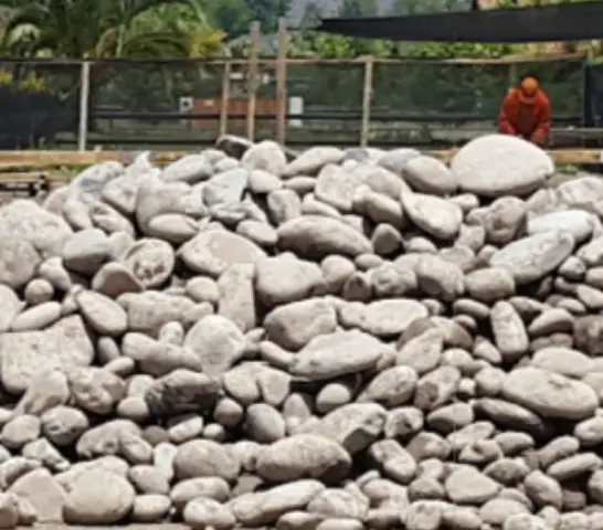 Bolones y piedras de río para drenajes, paisajismo, muros de contención y proyectos de construcción con despacho en Coltauco.